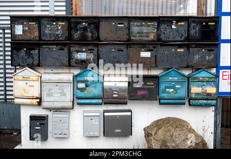 Hamburg, Deutschland. 11. April 2023. Zahlreiche Briefkästen hängen an einer Stelle in der Billstraße im Bezirk Rothenburgsort. Kredit: Daniel Bockwoldt/dpa - ACHTUNG: Namensverweise wurden aus rechtlichen Gründen verpixelt. Nur im Vollformat/dpa/Alamy Live News verwenden Stockfoto