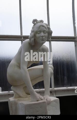 Skulptur der Elfe von William Goscombe John, die im Kibble Palace Gewächshaus in Glasgow Botantic Gardens, Glasgow, S um 1899 in Marmor geschnitzt wurde Stockfoto