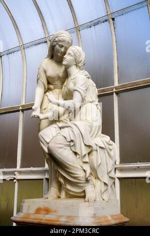 Skulptur der Schwestern von Bethany, Martha und Mary, vom Bildhauer John Warrington Wood im Kibble Palace im Glasgow Botanical Gardens, Glasgow, Stockfoto