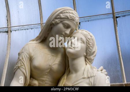 Skulptur der Schwestern von Bethany, Martha und Mary, vom Bildhauer John Warrington Wood im Kibble Palace im Glasgow Botanical Gardens, Glasgow, Stockfoto