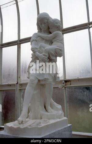 Skulptur aus Sprungsteinen von WilliamHamo Thorneycroft, die um 1878 in Marmor im Kibble Palace Gewächshaus in den Glasgow Botantic Gardens geschnitzt wurde, Stockfoto