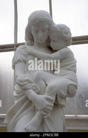 Skulptur aus Sprungsteinen von William Hamo Thornycroft, die um 1878 in Marmor im Kibble Palace Gewächshaus in den Glasgow Botantic Gardens geschnitzt wurde, Stockfoto