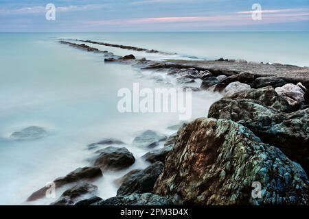 Sonnenuntergang an der felsigen Küste von Biarritz, Aquitanien, Baskenland, Frankreich Stockfoto