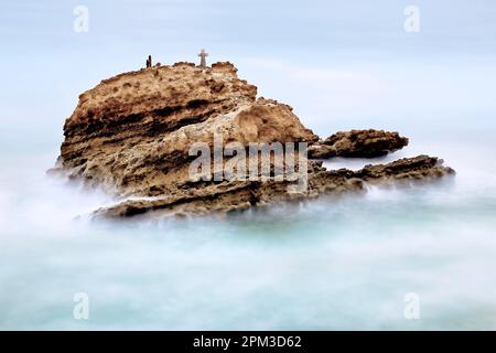 Rock with Cross, Biarritz, Aquitanien, Baskenland, Frankreich Stockfoto