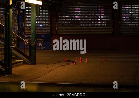 Die Tatorteinheit untersucht den Tatort, an dem zwei Teenager erschossen wurden, wobei einer innerhalb der White Plains Road und der Burke Ave Station in der Bronx, New York, am 11. April 2023 tot zurückgelassen wurde. Polizeibeamte des 47. Reviers reagierten auf einen Anruf um 911 Uhr und fanden einen 17-jährigen Mann mit mehreren Schusswunden am Kopf. Der zweite Mann, der ebenfalls 17 Jahre alt war, hatte eine Schusswunde an seiner Hüfte. Beide wurden zum Jacobi Krankenhaus transportiert, wo das erste Opfer für verstorben erklärt wurde, der andere Teenager ist in stabilem Zustand. Es wurde noch keine Verhaftung vorgenommen, die Polizei ermittelt noch. (Foto von Steve Sa Stockfoto