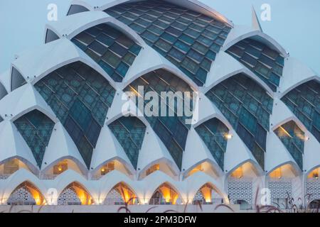 Wunderschöne Moschee von Al jabbar mit leicht bewölktem Himmel am Morgen. Stockfoto