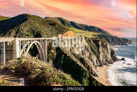 Bixby Bridge, eine der berühmtesten Brücken Kaliforniens Stockfoto