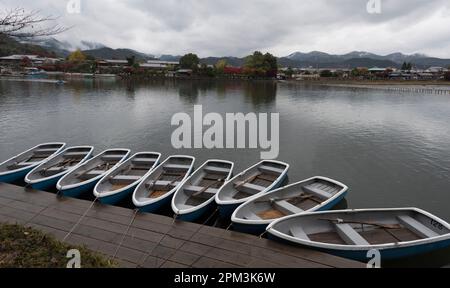 Ruderboote auf dem Katsura River Arashiyama, Kyoto, Japan. Stockfoto
