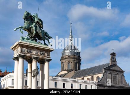 Frankreich, Auvergne, Puy de Dome, Clermont Ferrand, Place de Jaude, Statue von Vercingétorix und Kirche Saint Pierre les Minimes Stockfoto