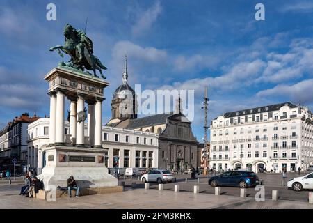 Frankreich, Auvergne, Puy de Dome, Clermont Ferrand, Place de Jaude, Statue von Vercingétorix und Kirche Saint Pierre les Minimes Stockfoto