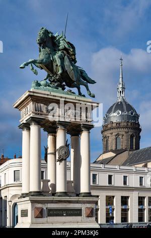 Frankreich, Auvergne, Puy de Dome, Clermont Ferrand, Place de Jaude, Statue von Vercingétorix und Kirche Saint Pierre les Minimes Stockfoto