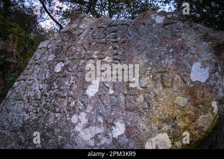 Spanien, Galicien, Umgebung von Silleda, Via de la Plata via Ourense oder Camino Sanabres, spanische Wallfahrtswege nach Santiago de Compostela, Stein in lateinischen Schriftzeichen in der Nähe der mittelalterlichen Brücke von Taboada mit dem Baudatum im Jahr 912 Stockfoto