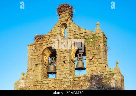 Spanien, Kastilien und León, Rionegro del Puente, Bühne auf der Via de la Plata über Ourense oder Camino Sanabres, spanische Wallfahrtswege nach Santiago de Compostela, Glockenturm der ehemaligen Santiago Apostol Kirche Stockfoto