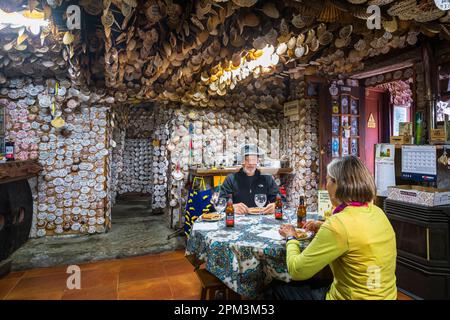 Spanien, Galicien, Laza, das Dorf Albergueria, die Bühne auf der Via de la Plata über Ourense oder Camino Sanabres, spanische Pilgerrouten nach Santiago de Compostela, der berühmten Bar El Rincon del Peregrino, deren Inneres mit Tausenden Muscheln bedeckt ist, auf denen Pilger ihre Namen hinterlassen haben Stockfoto