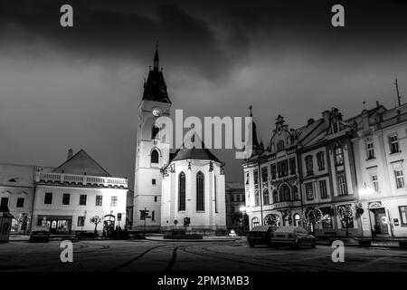 Die Geburtskirche der Jungfrau Maria auf dem Platz in der Stadt Vodnany. Südböhmen. Stockfoto