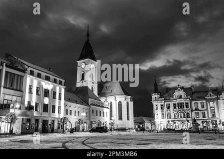 Die Geburtskirche der Jungfrau Maria auf dem Platz in der Stadt Vodnany. Südböhmen. Stockfoto