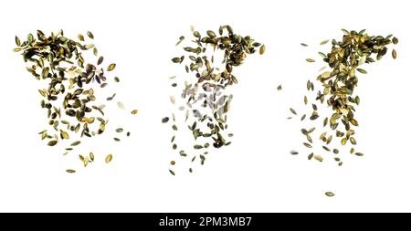 Fallende Kürbiskerne, isoliert auf weißem Hintergrund, selektiver Fokus. Null-Schwerkraft-Food-Konzept. Stockfoto