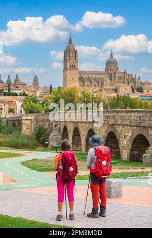 Spanien, Kastilien und León, Salamanca, Bühne auf der Via de la Plata, spanische Wallfahrtsroute nach Santiago de Compostela, die Altstadt, die zum UNESCO-Weltkulturerbe gehört, die römische Brücke über den Tormes und die Neue Kathedrale Stockfoto