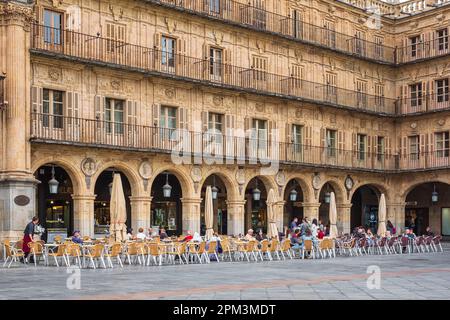 Spanien, Kastilien und León, Salamanca, Bühne auf der Via de la Plata, spanische Pilgerroute nach Santiago de Compostela, die Altstadt, die zum UNESCO-Weltkulturerbe gehört, die barocke Plaza Mayor ist das Herz der Stadt Stockfoto