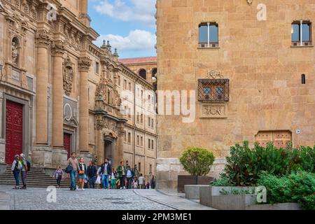 Spanien, Kastilien und León, Salamanca, Bühne auf der Via de la Plata, spanische Pilgerroute nach Santiago de Compostela, die Altstadt, die zum UNESCO-Weltkulturerbe gehört, Clerecia Kirche und Pontifical University of Salamanca Stockfoto