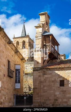 Spanien, Kastilien und León, Zamora, Bühne auf der Via de la Plata, spanische Wallfahrtsroute nach Santiago de Compostela, Kirche Santa Lucia aus dem 13. Jahrhundert und Kirche St. Zyprer aus dem 11. Jahrhundert im Hintergrund Stockfoto