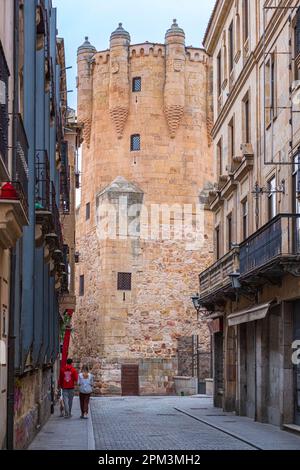 Spanien, Kastilien und León, Salamanca, Bühne auf der Via de la Plata, spanische Pilgerroute nach Santiago de Compostela, die Altstadt, die zum UNESCO-Weltkulturerbe gehört, Torre del Clavero aus dem 15. Jahrhundert Stockfoto