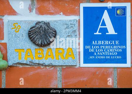 Spanien, Kastilien und León, Tabara, Bühne auf der Via de la Plata via Ourense oder Camino Sanabres, spanische Pilgerrouten nach Santiago de Compostela, Zeichen der Hostel für Pilger Stockfoto