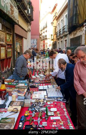 Der Flohmarkt am Donnerstag in der Feria Street. Sevilla Andalusien Spanien. Dies ist der älteste Markt in Sevilla. Stockfoto