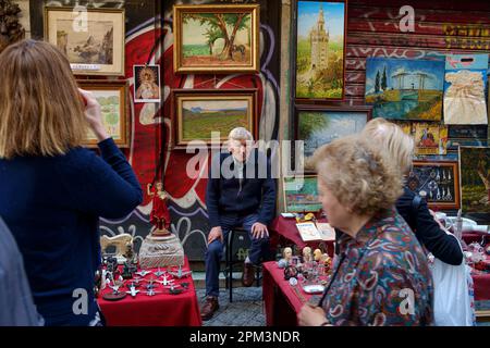 Der Flohmarkt am Donnerstag in der Feria Street. Sevilla Andalusien Spanien. Dies ist der älteste Markt in Sevilla. Stockfoto