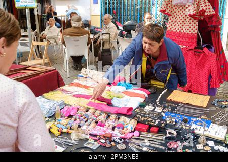 Der Flohmarkt am Donnerstag in der Feria Street. Sevilla Andalusien Spanien. Dies ist der älteste Markt in Sevilla. Stockfoto