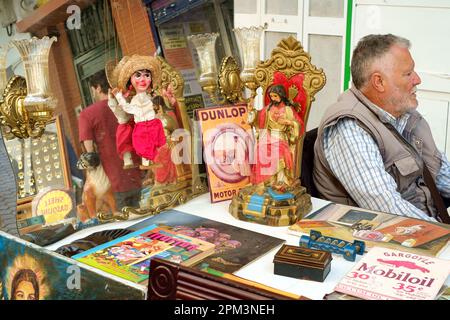 Der Flohmarkt am Donnerstag in der Feria Street. Sevilla Andalusien Spanien. Dies ist der älteste Markt in Sevilla. Stockfoto