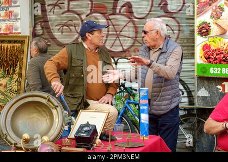 Der Flohmarkt am Donnerstag in der Feria Street. Sevilla Andalusien Spanien. Dies ist der älteste Markt in Sevilla. Stockfoto