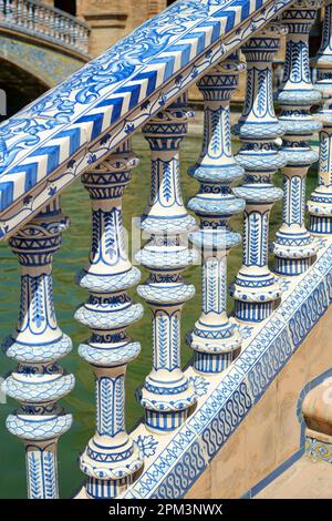 Details der Glaskeramik Balustrade im Plaza De Espana. Sevilla Andalusien Spanien. Stockfoto