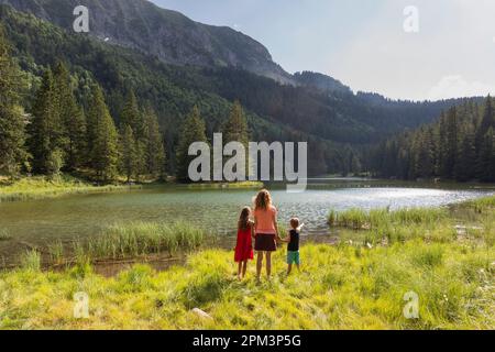 Frankreich, Isere (38), Matheysine, Familie am Lac du Poursollet im Taillefer-Massiv Stockfoto