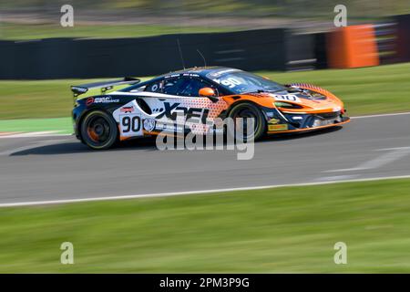British GT Championship, 2023 Intelligent Money, Oulton Park Racing Circuit, Optimum Motorsport, Jack Brown, Charles Clark, McLaren Artura GT4 Stockfoto