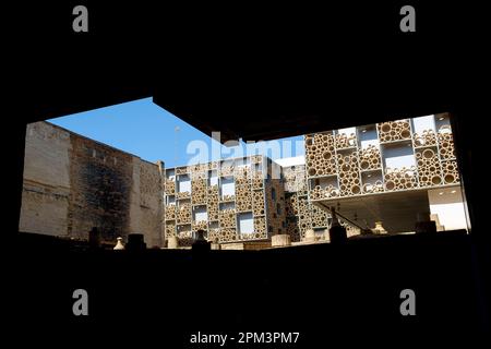 Blick auf die gemusterten Keramikwände im Centro Ceramica Triana. Sevilla Andulucia, Spanien. Stockfoto