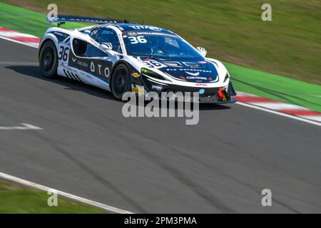 British GT Championship, 2023 Intelligent Money, Oulton Park Racing Circuit, DTO Motorsport, Josh RoKnowledge, Aston Millar, McLaren Artura GT4 Stockfoto