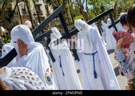 Sevilla Spanien. Heilige Woche, Semana Santa. Die "Nazarenen" der Bruderschafts-Parade brachten die Straßen am Palmensonntag, Domingo de Ramos auf Spanisch. Stockfoto