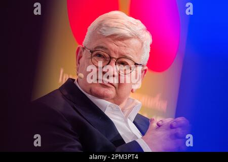 Köln, Deutschland. 16. März 2022. Joschka Fischer (Bündnis 90/die Grünen) tritt im Rahmen des Literaturfestivals lit.Köln auf die Bühne der Flora. Fischer, Fraktionssprecher der Allianz 90/Grüne im Deutschen Bundestag von 1994 bis 1998 und Außenminister und Vizekanzler der Bundesrepublik Deutschland von 1998 bis 2005, wurde am 12. April 1948 in Gerabronn in Baden-Württemberg geboren. Kredit: Rolf Vennenbernd/dpa/Alamy Live News Stockfoto