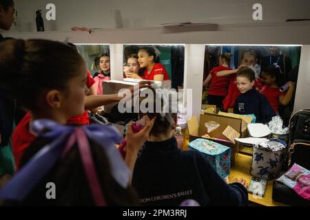 London, Großbritannien. 11. April 2023 Tänzer tragen hinter der Bühne nach einem Fotoanruf für „Snow White“ im Peacock Theatre, aufgeführt von der Londoner Ballettfirma „Children's Ballet“, Haarspray auf. 50 junge Tänzer im Alter von 9 bis 16 Jahren erwecken die klassische Kindergeschichte zum Leben, nachdem sie monatelang zu einem klassischen Musical eines Live-Orchesters getanzt haben. Die Show findet vom 13. Bis 16. April statt. Kredit: Stephen Chung / Alamy Live News Stockfoto