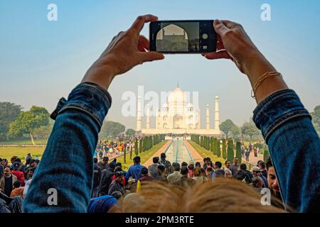 Indien, Uttar Pradesh, Agra, das Mausoleum Taj Mahal, das von der UNESCO zum Weltkulturerbe erklärt wurde Stockfoto