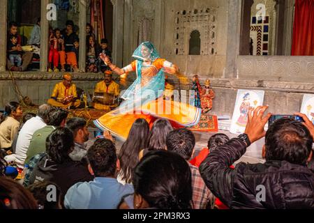 Indien, Rajasthan, Udaipur, Bagore Ki Haveli, Volkstänze Stockfoto