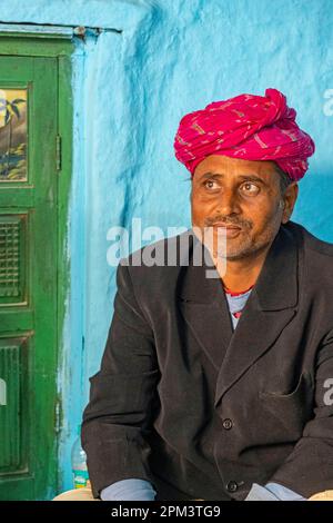 Indien, Rajasthan-Staat, Rohet, Bishnois-Dorf, traditionelle Zeremonie, Darin besteht, ein wenig Opiumextrakt zu trinken Stockfoto