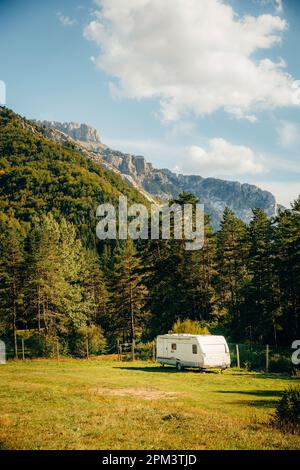 Karawane mit herrlichem Landschaftsblick auf Wald und Berge. Campingurlaub und Sommerurlaub im Freien. Nomad Lifestyle-Konzept Stockfoto