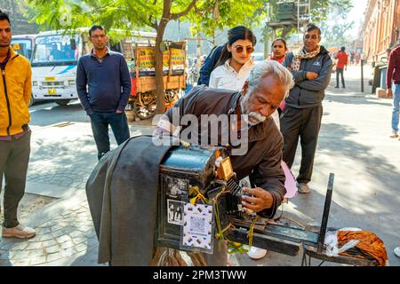 Indien, Rajasthan, Jaipur, UNESCO-Weltkulturerbe, Straßenfotograf mit alter Kamera Stockfoto