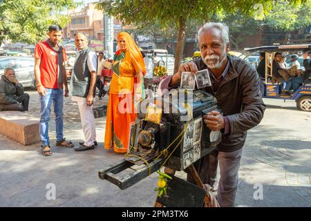 Indien, Rajasthan, Jaipur, UNESCO-Weltkulturerbe, Straßenfotograf mit alter Kamera Stockfoto