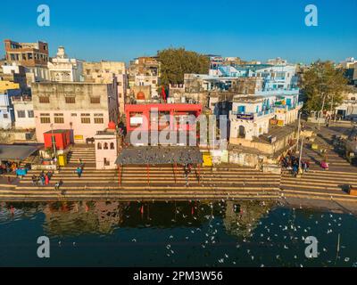 Indien, Rajasthan, Pushkar, die heilige Stadt für Hindus, der heilige See umgeben von 52 Badegurken (Luftaufnahme) Stockfoto