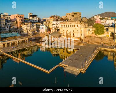 Indien, Rajasthan, Pushkar, die heilige Stadt für Hindus, der heilige See umgeben von 52 Badegurken (Luftaufnahme) Stockfoto