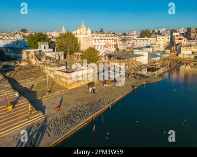 Indien, Rajasthan, Pushkar, die heilige Stadt für Hindus, der heilige See umgeben von 52 Badegurken (Luftaufnahme) Stockfoto