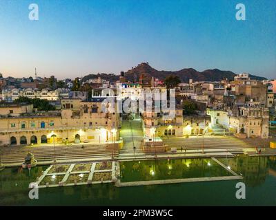 Indien, Rajasthan, Pushkar, die heilige Stadt für Hindus, der heilige See umgeben von 52 Badegurken (Luftaufnahme) Stockfoto